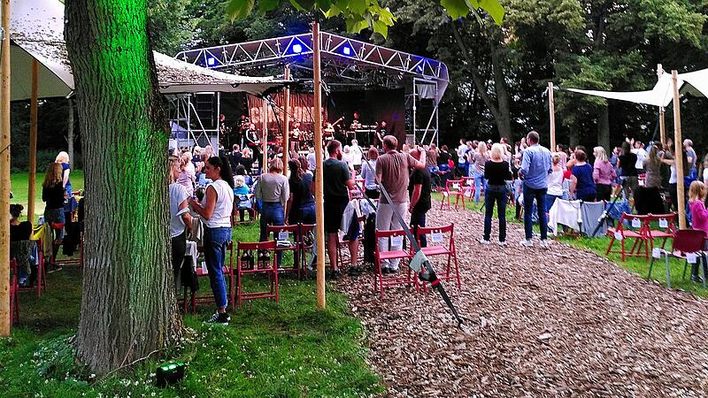 Auf der Open-Air-Bühne im Königsbad erwartet die Besucher ein abwechslungsreiches Programm.Forchheim & Fränkische Schweiz Auf der Open-Air-Bühne im Königsbad erwartet die Besucher ein abwechslungsreiches Programm.Forchheim & Fränkische Schweiz