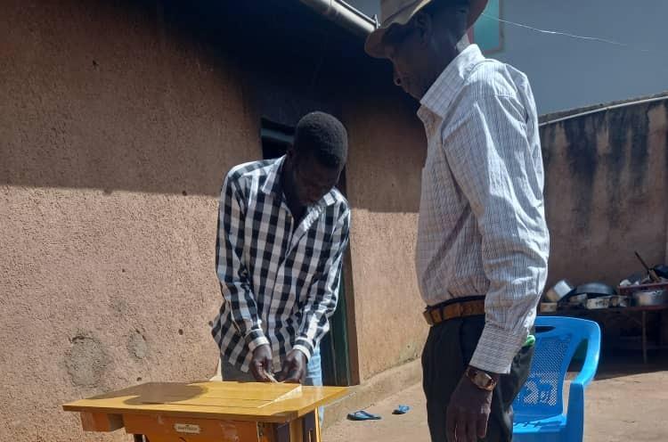 DIe neuen N&auml;hmaschinen werden auf Tischen montiert.