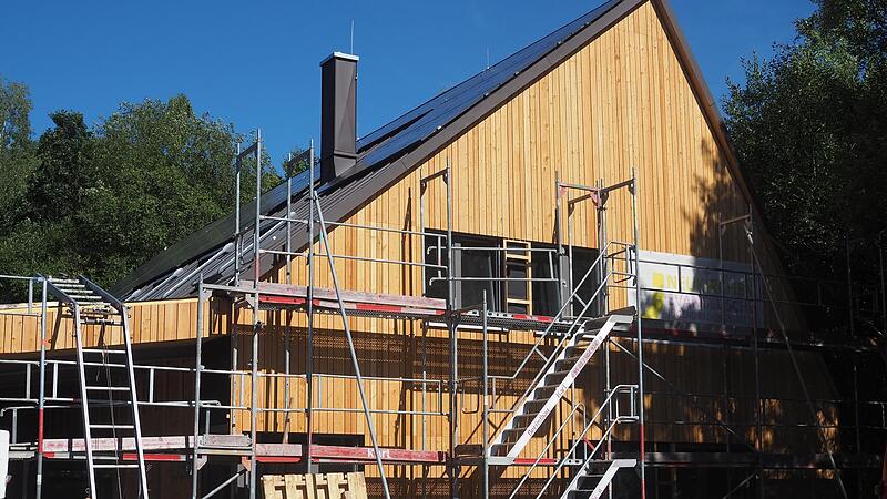 Die Holzfassade an der Vorderseite des Geb&auml;udes ist fertig.