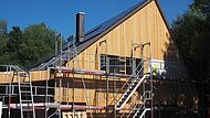 Die Holzfassade an der Vorderseite des Geb&auml;udes ist fertig.