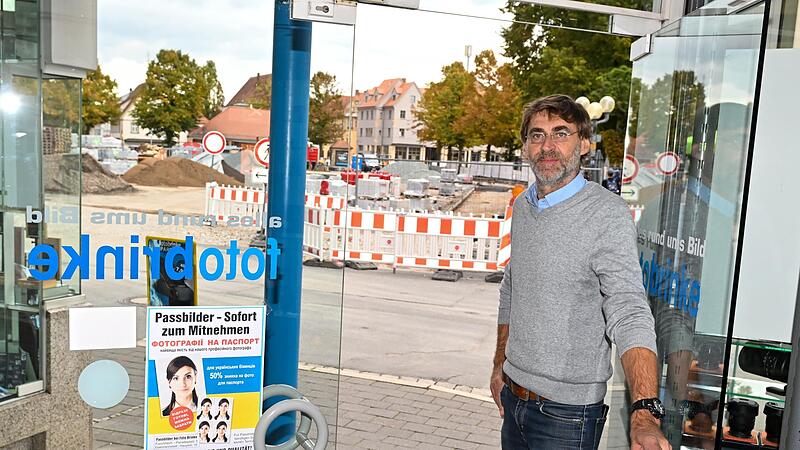 Die Baustelle immer im Rücken: Die Besucherfrequenz im Geschäft von Frank Brinke sei seit der Großbaustelle am Paradeplatz merklich zurückgegangen.Forchheim & Fränkische Schweiz