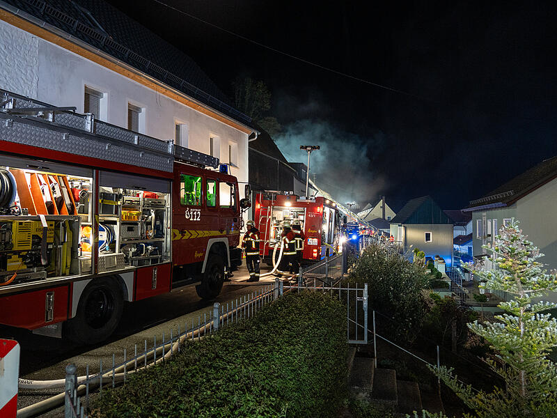 Nächtlicher Einsatz für die Feuerwehr: Scheune steht in VollbrandFeuerwehreinsatz in Egloffstein mit 130 Feuerwehrleuten