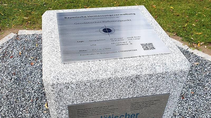 Der neue geod&auml;tische Referenzpunkt in Oberreichenbach besteht aus einem massiven Steinblock, auf dem Tafeln aus Metall angebracht sind. F&uuml;r Beschilderung und Montage sind laut LDBV pro Referenzpunkt Kosten von rund 500 Euro f&auml;llig. Den Unterbau st...