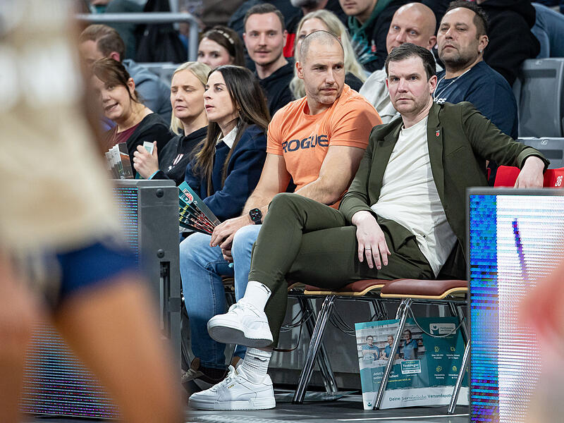 Kann aktuell entspannt die Spiele seiner BMA365 Bamberg Baskets verfolgen: Geschäftsführer Philipp Höhne (rechts). Im FT-Gespräch erklärt er, warum der Vertrag von Patrick Heckmann nicht verlängert wurde.