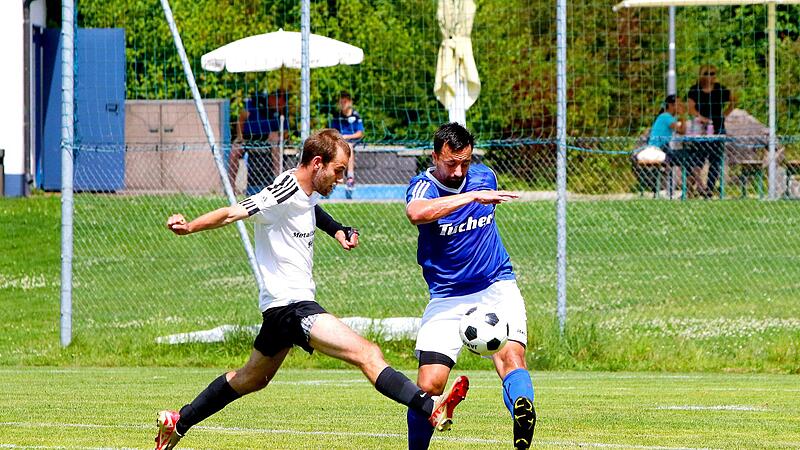 Die SG Harsdorf um Daniel Lewen (links) hat sich mit einem 3;3-Remis vom VfB Kulmbach und Maximilian Raczka getrennt.