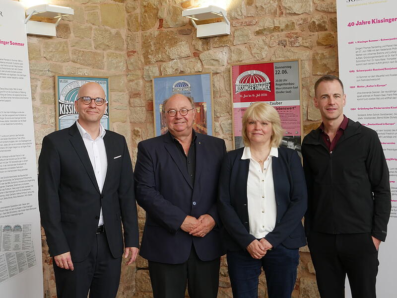 OB Dirk Vogel, Kulturreferent Peter Weidisch, Museumsleiterin Annette Späth und Kissinger Sommer-Intendant Alexander Steinbeis. Ausstellung „40 Jahre Kissinger Sommer“ im Museum Obere Saline in Bad Kissingen.