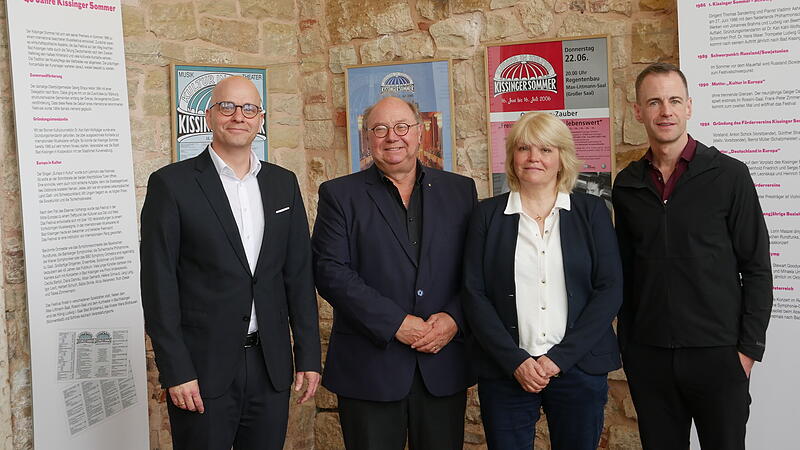OB Dirk Vogel, Kulturreferent Peter Weidisch, Museumsleiterin Annette Späth und Kissinger Sommer-Intendant Alexander Steinbeis. Ausstellung „40 Jahre Kissinger Sommer“ im Museum Obere Saline in Bad Kissingen.