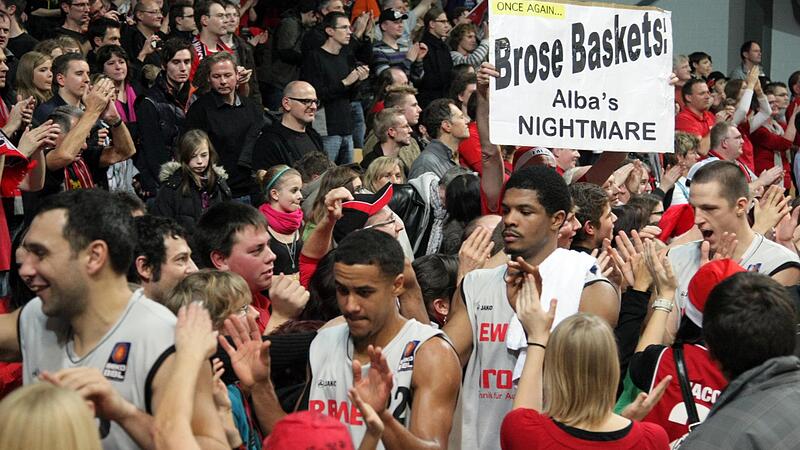 &bdquo;Albas Nightmare&ldquo;: Die Brose-Spieler Peja Suput, Brian Roberts, Kyle Hines und Casey Jacobsen (von links) genie&szlig;en nach dem 103:52-Sieg &uuml;ber Alba das Bad in der Menge.