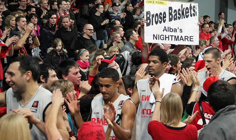 &bdquo;Albas Nightmare&ldquo;: Die Brose-Spieler Peja Suput, Brian Roberts, Kyle Hines und Casey Jacobsen (von links) genie&szlig;en nach dem 103:52-Sieg &uuml;ber Alba das Bad in der Menge.