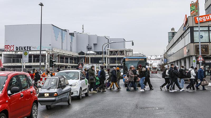 Ein Schandfleck im Zentrum der Stadt: Beim Thema Atrium (im Hintergrund) will die Stadt jetzt aufs Tempo drücken.