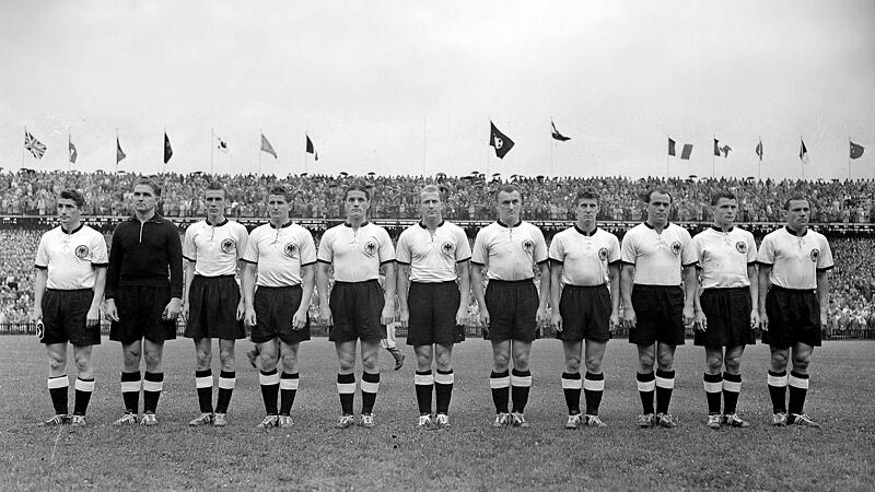 Die deutsche WM-Elf von 1954. Und zwei Franken sind dabei: Max Morlock (re.) und der F&uuml;rther Karl Mai (links daneben).