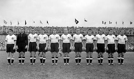 Die deutsche WM-Elf von 1954. Und zwei Franken sind dabei: Max Morlock (re.) und der Fürther Karl Mai (links daneben). Die deutsche WM-Elf von 1954. Und zwei Franken sind dabei: Max Morlock (re.) und der Fürther Karl Mai (links daneben).