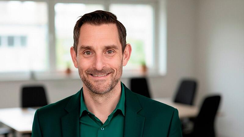 Dirk Stumpe, Initiator und geschäftsführender Vorstand von VOLINARE Bad Brückenau, präsentiert das Logo der neuen Bürgerbewegung.