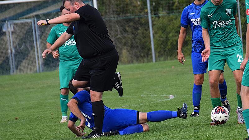 Beim 5:0-Heimsieg ist der VfR Sulzthal derart „on fire“, dass sogar Schiedsrichter Niklas Göbel abgegrätscht wird.