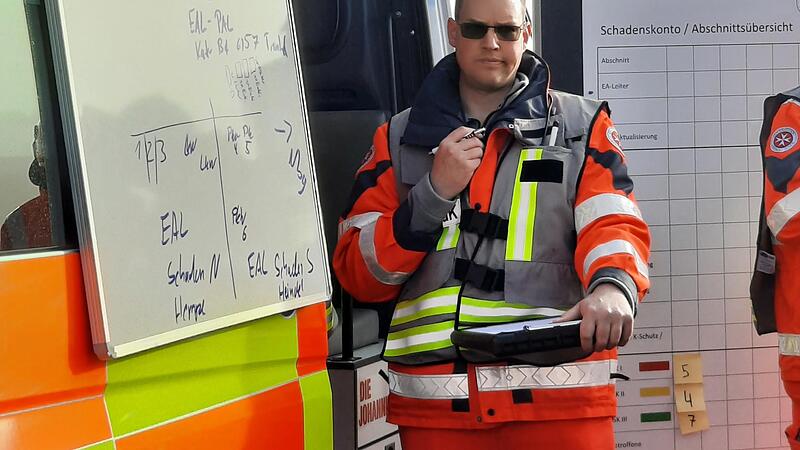 Daniel Kohnen (hier bei einem Einsatz auf der Autobahn 3) ist Standortleiter der Johanniter in Heroldsbach.Forchheim & Fr&auml;nkische Schweiz