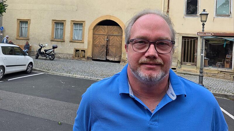 Michael Schaub steht vor dem uralten Geb&auml;ude am M&uuml;nnerst&auml;dter Marktplatz, im Volksmund "die Schweiz" genannt. Die will er jetzt verkaufen.