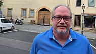 Michael Schaub steht vor dem uralten Gebäude am Münnerstädter Marktplatz, im Volksmund "die Schweiz" genannt. Die will er jetzt verkaufen.