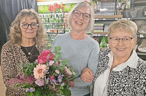 Anita Roth überreichte Blumen an die neue Vorsitzende des Stadtverbands für Gartenbau- und Landespflege Haßfurt, Manuela Baur, Arm in Arm mit der bisherigen Vorsitzenden Petra Schilling (rechts). Sie bleibt dem Verein als Beisitzerin erhalten. Anita Roth überreichte Blumen an die neue Vorsitzende des Stadtverbands für Gartenbau- und Landespflege Haßfurt, Manuela Baur, Arm in Arm mit der bisherigen Vorsitzenden Petra Schilling (rechts). Sie bleibt dem Verein als Beisitzerin erhalten.