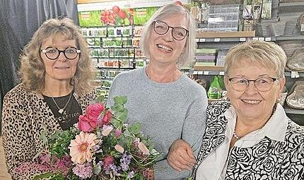 Anita Roth überreichte Blumen an die neue Vorsitzende des Stadtverbands für Gartenbau- und Landespflege Haßfurt, Manuela Baur, Arm in Arm mit der bisherigen Vorsitzenden Petra Schilling (rechts). Sie bleibt dem Verein als Beisitzerin erhalten. Anita Roth überreichte Blumen an die neue Vorsitzende des Stadtverbands für Gartenbau- und Landespflege Haßfurt, Manuela Baur, Arm in Arm mit der bisherigen Vorsitzenden Petra Schilling (rechts). Sie bleibt dem Verein als Beisitzerin erhalten.