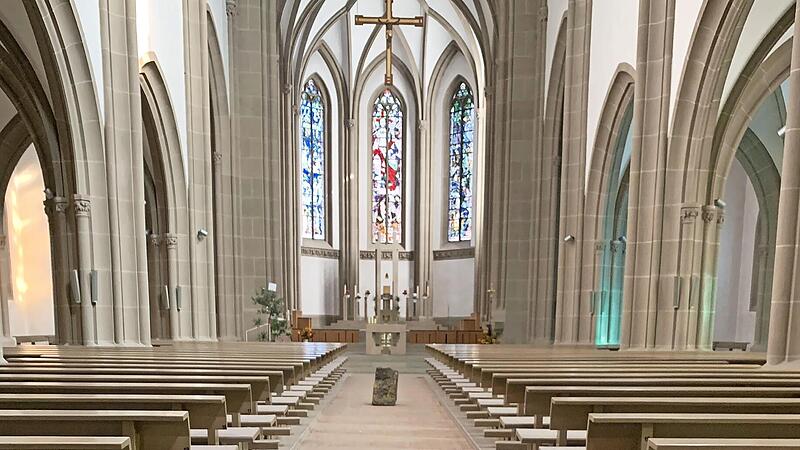 Das Taufbecken in der Bad Kissinger Stadtpfarrkirche.
