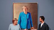 Präsentation von Porträt von Ex-Kanzlerin Merkel Präsentation von Porträt von Ex-Kanzlerin Merkel