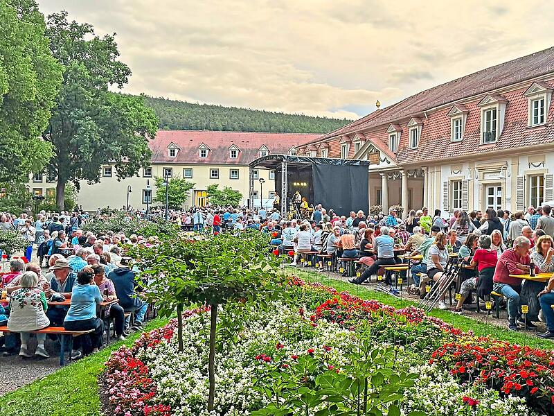 Der Kurpark war bei der Gartenparty bestens gefüllt. Der Kurpark war bei der Gartenparty bestens gefüllt.
