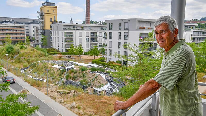 Manfred Lypold   auf seinem Balkon mit Blick auf den kontaminierten  Bauschutthaufen.
