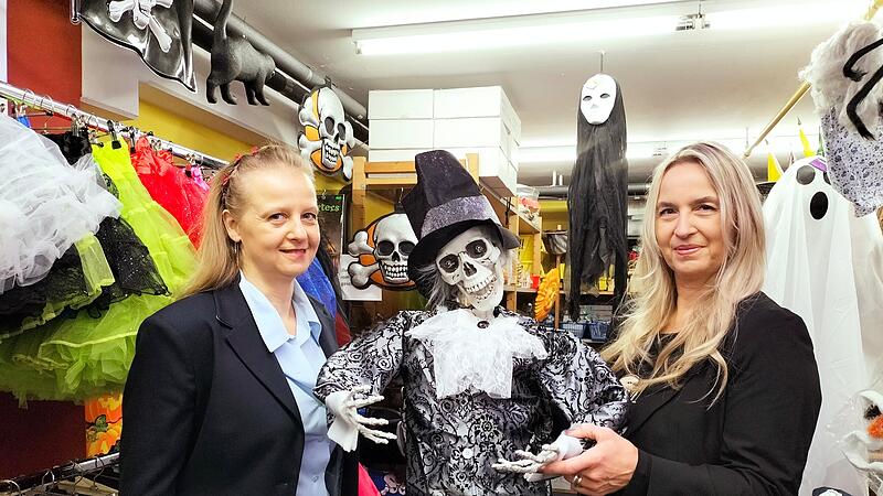Sonja Schauer (links) führt die "Fünfte Jahreszeit" weiter, Schwester Tanja berät mit ihr die Kunden. Sonja Schauer (links) führt die "Fünfte Jahreszeit" weiter, Schwester Tanja berät mit ihr die Kunden.