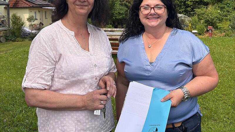 Ortssprecher Lopp Bürgermeisterin Tanja Friedrich beglückwünschte die einzige Frau unter den neuen Ortssprechern: Ines Schilde wurde mit 17 Stimmen als Sprecherin für Lopp gewählt und setzte sich gegen Jens Wolkenstein durch.