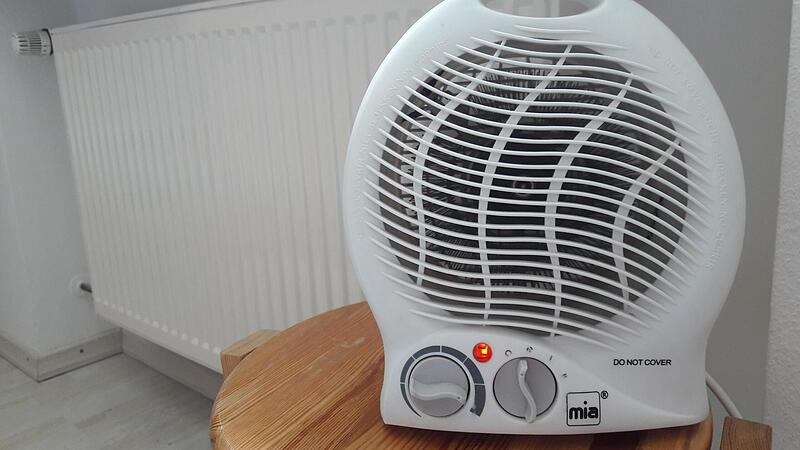 Ein Heizl&uuml;fter steht in einem Schlafzimmer neben der abgedrehten Zentralheizung. Ist er eine geeignete W&auml;rmealternative?Forchheim & Fr&auml;nkische Schweiz