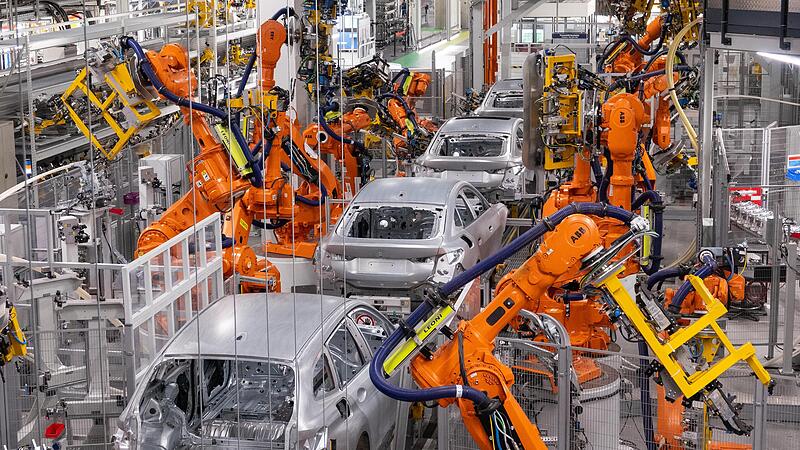 Nicht zuletzt die deutsche Automobilindustrie ist auf funktionierende Lieferketten angewiesen. Pandemie und der Ukraine-Krieg haben die Verwundbarkeit des Systems gezeigt. Nicht zuletzt die deutsche Automobilindustrie ist auf funktionierende Lieferketten angewiesen. Pandemie und der Ukraine-Krieg haben die Verwundbarkeit des Systems gezeigt.