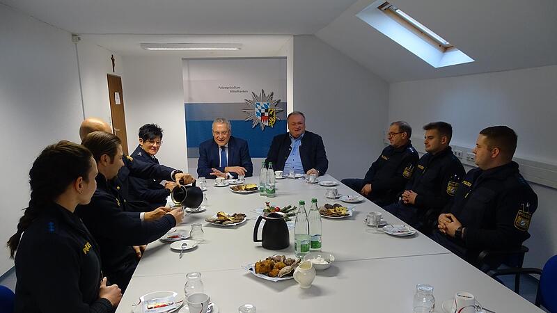 Innenminister Joachim Herrmann und MdL Walter Nussel sprachen mit den Beamten der H&ouml;chstadter Polizeiwache.