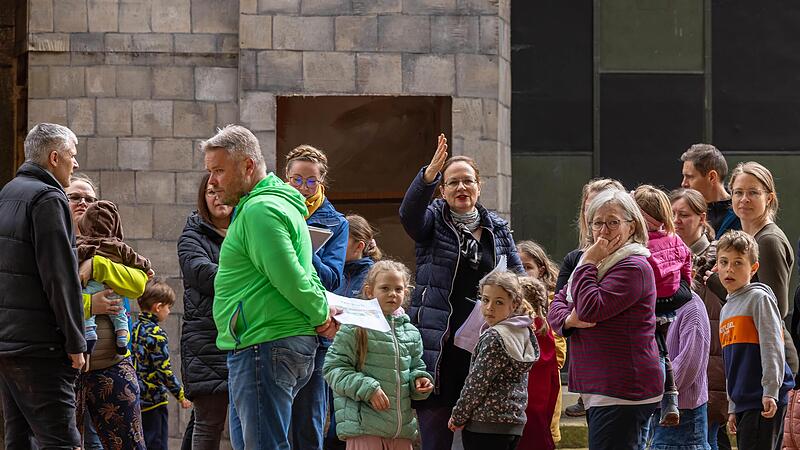 Silvia Kirchhof gibt den Kindern bei der Probe Anweisungen. 37 Kinder und damit mehr als je zuvor haben in diesem Jahr eine Sprechrolle.