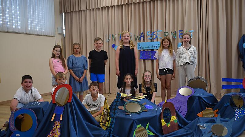 Die Sch&uuml;lerinnen und Sch&uuml;ler der Klasse 4a beteiligten sich mit dem Thema Unterwasserwelten an der Ausstellung.
