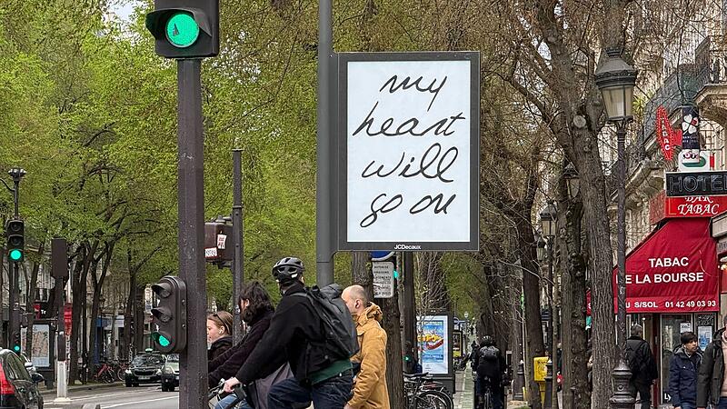 Plakate in Paris zu Dion-Liedern