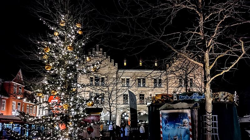 Der Albertsplatz hat nun doch einen Weihnachtsbaum.