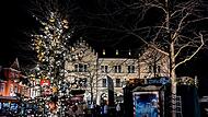 Der Albertsplatz hat nun doch einen Weihnachtsbaum.