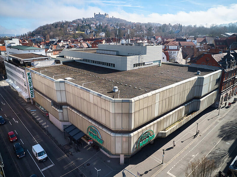 Ehemaliger Kaufhof in CoburgLeipziger Allerlei by os Die Stadt Coburg hat die ehemalige Kaufhof-Immobilie gekauft. Der Klotz an der Ecke Mohrenstraße/Hindenburgstraße verfügt über gut 10.000 Quadratmeter Nutzfläche.