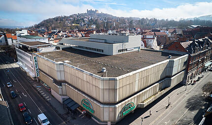 Die Stadt Coburg hat die ehemalige Kaufhof-Immobilie gekauft. Der Klotz an der Ecke Mohrenstra&szlig;e/Hindenburgstra&szlig;e verf&uuml;gt &uuml;ber gut 10.000 Quadratmeter Nutzfl&auml;che.