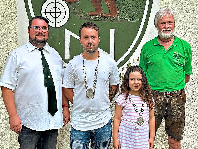 Vorsitzender Sascha Graßmuck ( Volkskönig Jan Schultheiß und Jugendvolkskönigin Lotta Karl mit Schützenmeister Thomas Scheler (von links).SG Neuensorg Vorsitzender Sascha Graßmuck ( Volkskönig Jan Schultheiß und Jugendvolkskönigin Lotta Karl mit Schützenmeister Thomas Scheler (von links).SG Neuensorg