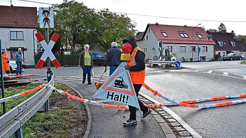 Diese Situation ist derzeit st&uuml;ndlich in Igensdorf zu erleben. Bahnpersonal sichert den Bahn&uuml;bergang mit Absperrb&auml;ndern &uuml;ber die Stra&szlig;e. Petra Malbrich