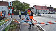 Diese Situation ist derzeit st&uuml;ndlich in Igensdorf zu erleben. Bahnpersonal sichert den Bahn&uuml;bergang mit Absperrb&auml;ndern &uuml;ber die Stra&szlig;e. Petra Malbrich