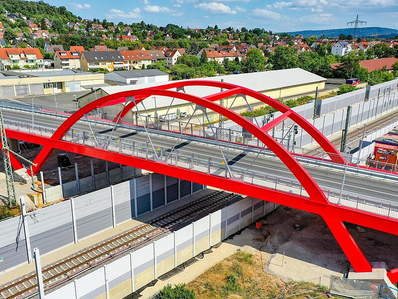 Lange ist die Er&ouml;ffnung herbeigesehnt worden, f&uuml;r Radler wurde die Br&uuml;cke aber schnell zum roten Tuch. Theoretisch g&auml;be es eine L&ouml;sung.