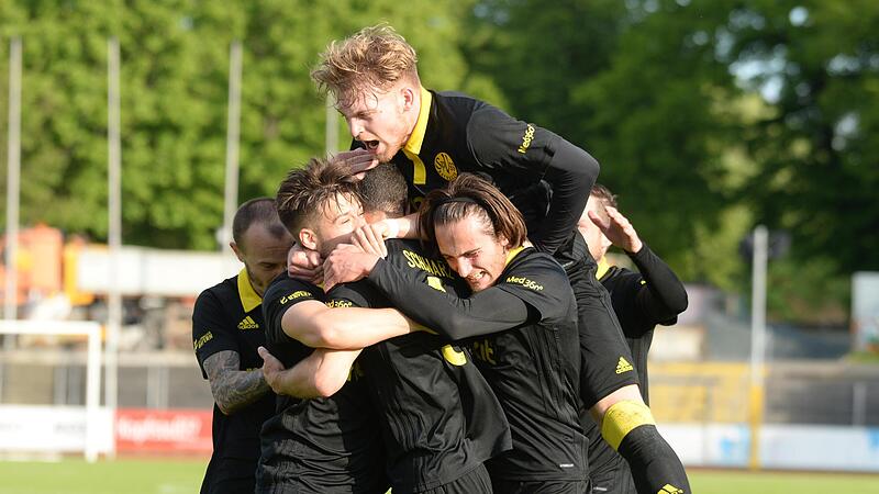 Altst&auml;dter Freudentaumel: Viermal durften die Bayreuther gegen Viktoria Aschaffenburg jubeln. Tim Danhof (rechts vorne) legte drei Treffer auf.  Stefan Maderer (rechts oben) traf zum 2:0.