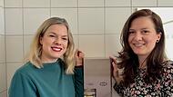 Miriam Nusser (links) und ihre Kollegin Sabrina Bauer (rechts) neben dem Spender für Hygieneartikel auf der Damentoilette in der Caritas Bad Kissingen