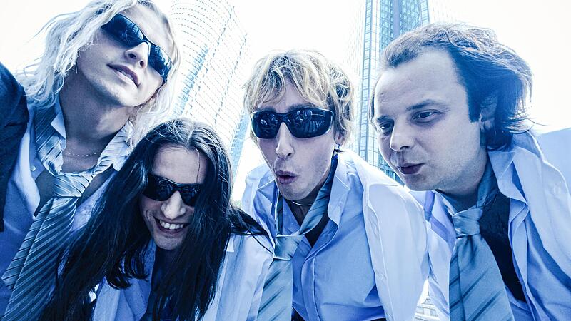 Die österreichische Band „Bilderbuch“ spielt Rockmusik auf vielfältige Weise – am Freitag, 14. Juni 2024, geben sie ein Open-Air-Konzert in Coburg. Die österreichische Band „Bilderbuch“ spielt Rockmusik auf vielfältige Weise – am Freitag, 14. Juni 2024, geben sie ein Open-Air-Konzert in Coburg.