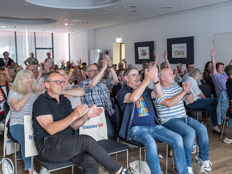 Schlusspfiff: Die Fans um Armin Eck freuen sich über den 2:0-Sieg der deutschen Nationalmannschaft über Ungarn.
