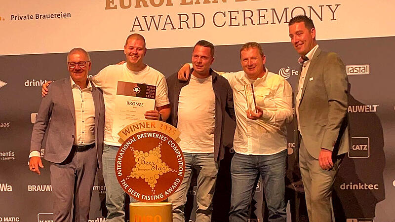 Georg Rittmayer, Präsident Private Brauereien Bayern, Julian Rösch (Zweiter Braumeister), Hans-Günter Wirth (Braumeister), Rainer Kalb (Erster Braumeister) und Martin Schimpf, Präsident Private Brauereien Baden Württemberg (von links) freuen sich über den Erfolg der Brauerei aus Adelsdorf.