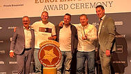 Georg Rittmayer, Präsident Private Brauereien Bayern, Julian Rösch (Zweiter Braumeister), Hans-Günter Wirth (Braumeister), Rainer Kalb (Erster Braumeister) und Martin Schimpf, Präsident Private Brauereien Baden Württemberg (von links) freuen sich über den Erfolg der Brauerei aus Adelsdorf.