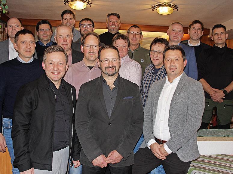 Die CSU-Gemeinderatskandidaten in Gößweinstein, vorn die drei Spitzenkandidaten (v. l.) Johannes Haas, Bürgermeisterkandidat Dietmar Winkler und Gemeinderat Frank Krasser.